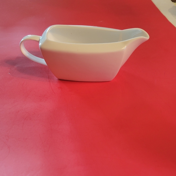 Elegant White Gravy Boat - Picture 2 of 6
